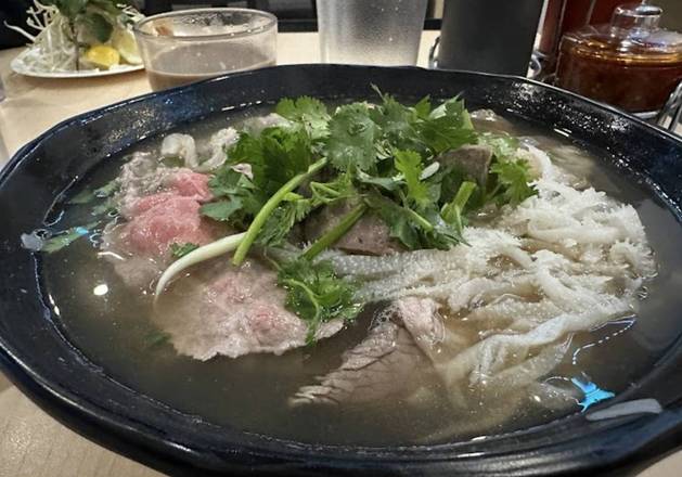 P15.Rare Beef, Brisket, Tripe Pho-罕有嘅麵上面鑲咗書-Pho Tái Nạm Sách